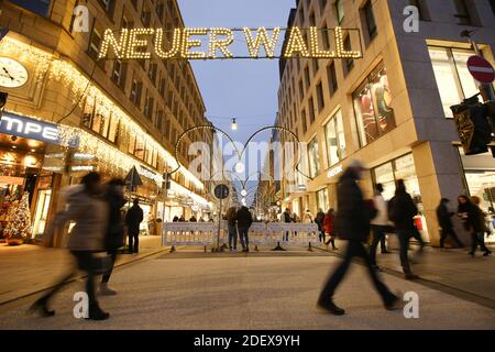 Hambourg, Allemagne. 28 novembre 2020. Les gens sont en mouvement lorsqu'ils font du shopping au Neuer Wall, dans le centre-ville de Hambourg. Crédit : Bodo Marks/dpa/Alay Live News Banque D'Images