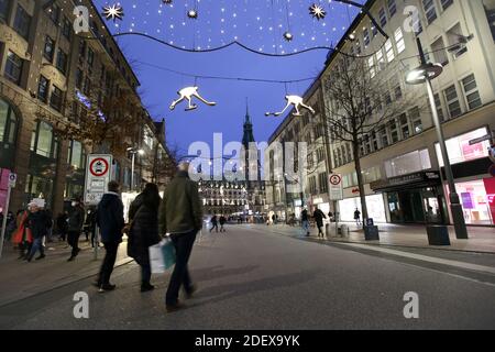 Hambourg, Allemagne. 28 novembre 2020. Les gens font du shopping dans la Mönckebergstraße décorée par Christmassy, dans le centre-ville de Hambourg. Crédit : Bodo Marks/dpa/Alay Live News Banque D'Images