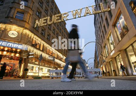 Hambourg, Allemagne. 28 novembre 2020. Les gens sont en mouvement lorsqu'ils font du shopping au Neuer Wall, dans le centre-ville de Hambourg. Crédit : Bodo Marks/dpa/Alay Live News Banque D'Images