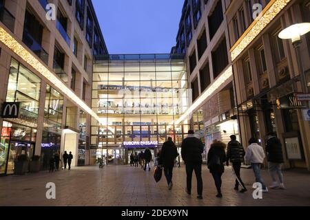 Hambourg, Allemagne. 28 novembre 2020. Les gens vont faire du shopping dans le centre-ville de Hambourg au centre commercial Europa passage. Crédit : Bodo Marks/dpa/Alay Live News Banque D'Images