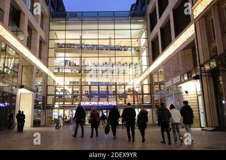 Hambourg, Allemagne. 28 novembre 2020. Les gens vont faire du shopping dans le centre-ville de Hambourg au centre commercial Europa passage. Crédit : Bodo Marks/dpa/Alay Live News Banque D'Images