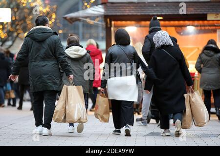 Hambourg, Allemagne. 28 novembre 2020. Les gens font du shopping avec des sacs dans le centre-ville de Hambourg décoré de Christmassy. Crédit : Bodo Marks/dpa/Alay Live News Banque D'Images