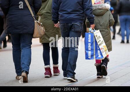 Hambourg, Allemagne. 28 novembre 2020. Les gens sont en mouvement avec des sacs de shopping tout en faisant du shopping dans le centre-ville de Hambourg. Crédit : Bodo Marks/dpa/Alay Live News Banque D'Images