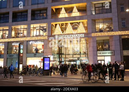 Hambourg, Allemagne. 28 novembre 2020. Les gens vont faire du shopping dans le centre-ville de Hambourg au centre commercial Europa passage. Crédit : Bodo Marks/dpa/Alay Live News Banque D'Images