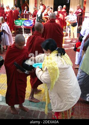 Moines dans le monastère de Mahagandayon à Amarapura, au Myanmar Banque D'Images