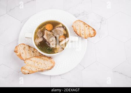 Soupe de champignons porcini. Plat de cuisine russe. Alimentation en protéines végétales.espace de copie Banque D'Images