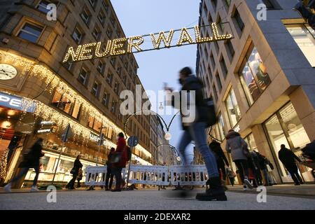 Hambourg, Allemagne. 28 novembre 2020. Les gens sont en mouvement lorsqu'ils font du shopping au Neuer Wall, dans le centre-ville de Hambourg. Crédit : Bodo Marks/dpa/Alay Live News Banque D'Images