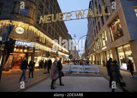 Hambourg, Allemagne. 28 novembre 2020. Les gens sont en mouvement lorsqu'ils font du shopping au Neuer Wall, dans le centre-ville de Hambourg. Crédit : Bodo Marks/dpa/Alay Live News Banque D'Images