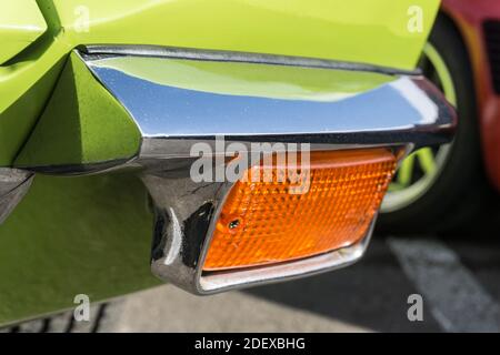 Gros plan du clignotant avant gauche et pare-chocs en marche Une voiture de sport vert lime de Tomaso Pantera Banque D'Images