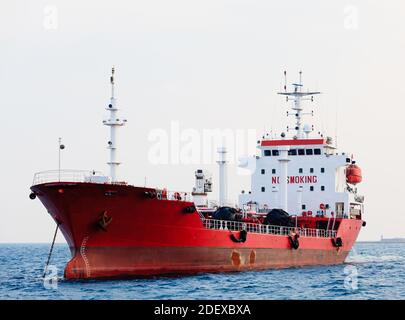 Le camion-citerne rouge est à l'ancre près du port. Banque D'Images