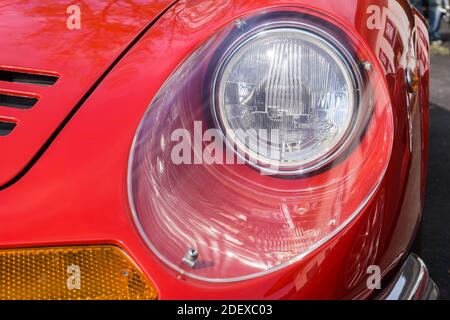 Gros plan du phare et du capot sur un Rouge années 1970 Ferrari Dino 246 GT voiture de sport Banque D'Images