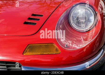 Gros plan du phare et du capot sur un Rouge années 1970 Ferrari Dino 246 GT voiture de sport Banque D'Images