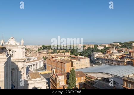 Vue panoramique sur les toits de Rome et les monuments de la ville du Vatican. Banque D'Images
