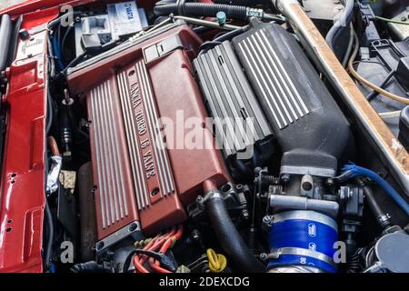 Gros plan du moteur 2 litres à 16 soupapes avec turbocompresseur dans un Red Lancia Delta HF Integrale Evoluzione Banque D'Images