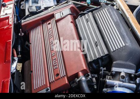 Gros plan du moteur 2 litres à 16 soupapes avec turbocompresseur dans un Red Lancia Delta HF Integrale Evoluzione Banque D'Images