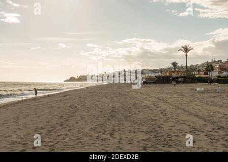 Plage à la Cala de Mijas, Costa del sol, Andalousie sud, Espagne, Europe Banque D'Images