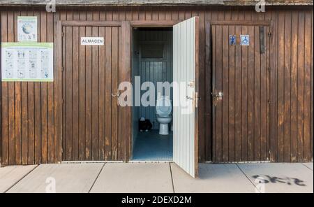 toilettes publiques, chalets en bois avec porte ouverte sur la plage, Espagne. Banque D'Images