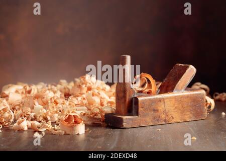 En bois ancien et le rasage de la rasette sur table en bois. Focus sélectif. Banque D'Images