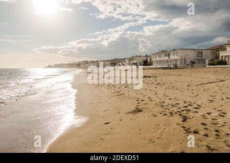 Maisons de plage, promenade en bord de mer, la Cala de Mijas, partie de senda litoral, Costa del sol, la Cala, Andalousie, Espagne. Banque D'Images