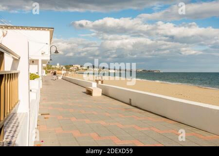 Maisons de plage, promenade en bord de mer, la Cala de Mijas, partie de senda litoral, Costa del sol, la Cala, Andalousie, Espagne. Banque D'Images