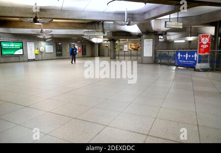 Londres, Angleterre, Royaume-Uni. Station de métro Westminster - calme pendant la pandémie de COVID, 1er décembre 2020 Banque D'Images