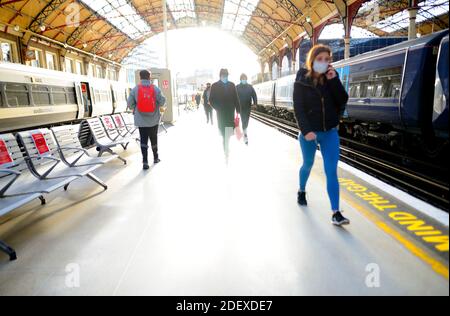 Londres, Angleterre, Royaume-Uni. Passagers ferroviaires sur la plate-forme de la gare Victoria Banque D'Images