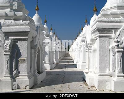 Pagode de Kuthodaw, le plus grand livre du monde, Mandalay, Myanmar Banque D'Images