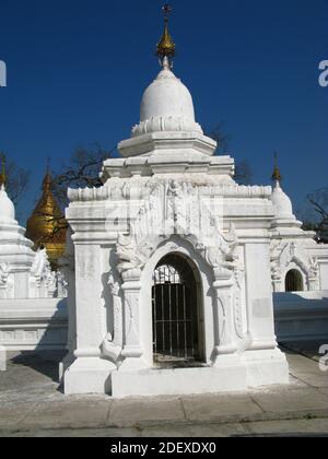 Pagode de Kuthodaw, le plus grand livre du monde, Mandalay, Myanmar Banque D'Images