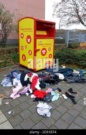 Boîte de collecte Humana pour les vêtements usagés à Berlin Banque D'Images