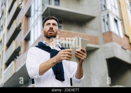 Architecte spécialisé utilisant une tablette sur le chantier Banque D'Images