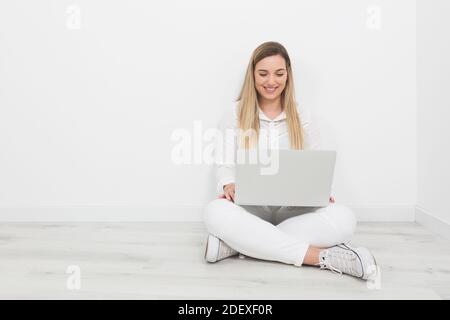 jeune femme blonde fréquentant des cours en ligne avec un ordinateur portable Banque D'Images