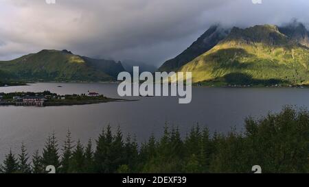 Belle vue sur le fjord de Sildpollnes, île d'Austvågøy, Lofoten, Norvège avec église populaire située sur la péninsule et montagnes majestueuses. Banque D'Images