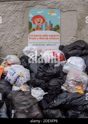 MEDELLIN, COLOMBIE - 27 novembre 2020: Medellin, Colombie - 17 2020 novembre: Signez avec un message "garder cet espace propre et exempt de débris" avec beaucoup de goudron Banque D'Images