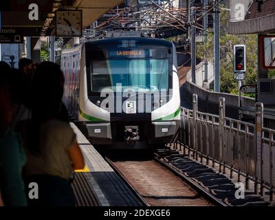 MEDELLIN, COLOMBIE - 27 novembre 2020: Medellin, Colombie - 21 2020 novembre: Le métro annonçant 'la Estrella' (l'étoile) arrive à la porte par une la Banque D'Images