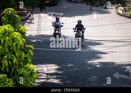 MEDELLIN, COLOMBIE - 27 novembre 2020: Medellin, Antioquia / Colombie - 21 2020 novembre: Hommes motocyclistes se déplacer côte à côte en toute sécurité dans la rue Surrou Banque D'Images