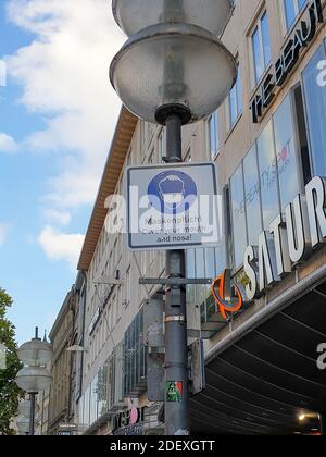 munich, allemagne on 19.10.2020: Concept avec signe bleu avertissant que le masque est obligatoire en raison de Covid-19 ou coronavirus dans la zone piétonne de munich Banque D'Images