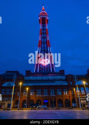 Tour de Blackpool et tapis humoristique la nuit Banque D'Images