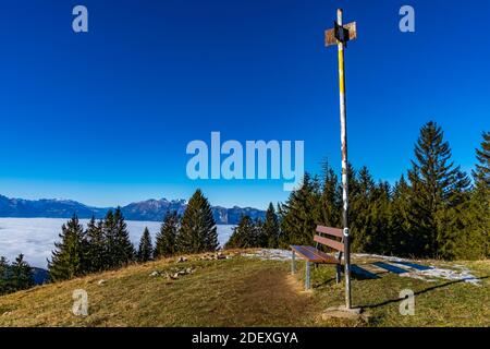 Bank auf dem Alpkopf, mit Aussicht auf die Schweizer Berge, über das vernebelte Rheintal. banc de parc au sommet de la montagne, sur mer de brume Banque D'Images