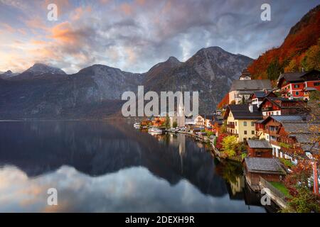 Hallstatt, Autriche. Image de paysage urbain de l'emblématique village alpin de Hallstatt au lever spectaculaire de soleil d'automne. Banque D'Images