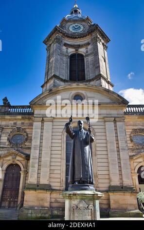 Sculpture en bronze (1914) de Thomas Stirling Lee de Bishop Gore, premier évêque de Birmingham, cathédrale St Philip, West Midlands, Birmingham, Angleterre Banque D'Images