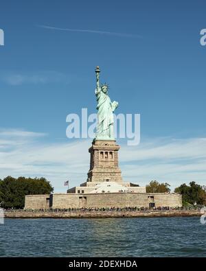 Belle vue sur Liberty Island dans la baie de New York, où vous pouvez voir la célèbre Statue de la liberté et le fleuve Hudson Banque D'Images
