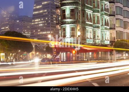 San Francisco, Californie, États-Unis - pistes lumineuses sur Kearny Street et Columbus Avenue à San Francisco. Banque D'Images