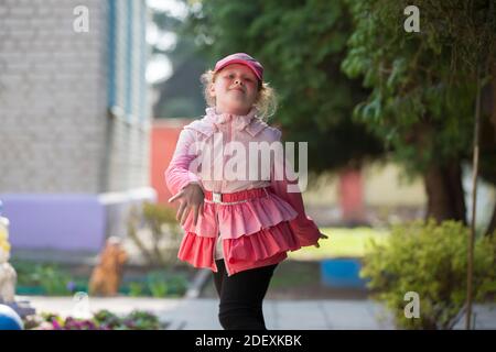 Bélarus, la ville de Gomil, 30 mai 2019. Ouvert le jour de la maternelle. Une jeune fille d'âge préscolaire joyeuse court le long du chemin. Banque D'Images