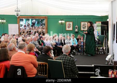 L'auteur Jung Chang au Boswell Book Festival Dumfries House, East Ayrshire, Écosse discute de son livre Empress Dowager CIXI. Jung Chang est un écrivain britannique d'origine chinoise qui vit actuellement à Londres, plus connu pour son autobiographie familiale Wild Swans, vendant plus de 10 millions d'exemplaires dans le monde entier, mais interdit en République populaire de Chine Banque D'Images