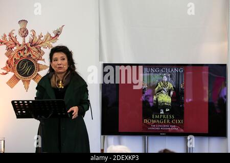 L'auteur Jung Chang au Boswell Book Festival Dumfries House, East Ayrshire, Écosse discute de son livre Empress Dowager CIXI. Jung Chang est un écrivain britannique d'origine chinoise qui vit actuellement à Londres, plus connu pour son autobiographie familiale Wild Swans, vendant plus de 10 millions d'exemplaires dans le monde entier, mais interdit en République populaire de Chine Banque D'Images