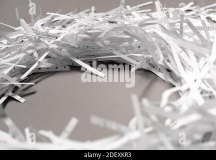 Des bandes blanches forment un anneau sur un fond gris vu de dessus. Banque D'Images