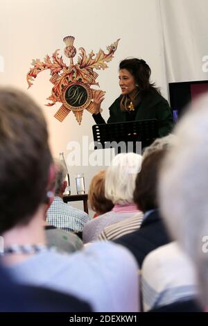 L'auteur Jung Chang au Boswell Book Festival Dumfries House, East Ayrshire, Écosse discute de son livre Empress Dowager CIXI. Jung Chang est un écrivain britannique d'origine chinoise qui vit actuellement à Londres, plus connu pour son autobiographie familiale Wild Swans, vendant plus de 10 millions d'exemplaires dans le monde entier, mais interdit en République populaire de Chine Banque D'Images