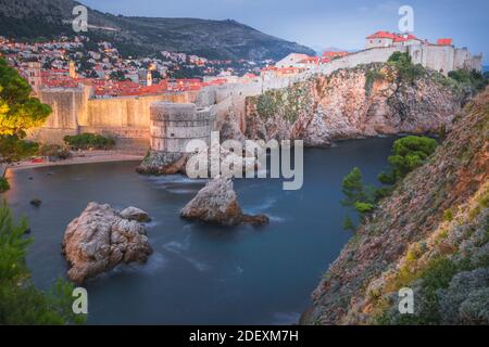 Vue fantastique sur Dubrovnik, Croatie sur la côte de la Dalmation après le coucher du soleil. Banque D'Images