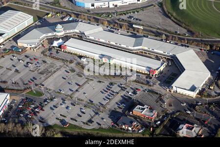 Vue aérienne du complexe du centre commercial Lakeside Village Outlet à Doncaster, dans le Yorkshire du Sud, au Royaume-Uni Banque D'Images