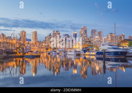 Horizon de la ville de Vancouver peu après le coucher du soleil avec des bateaux amarrés dans le port. Banque D'Images